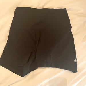 Lululemon short shorts- black